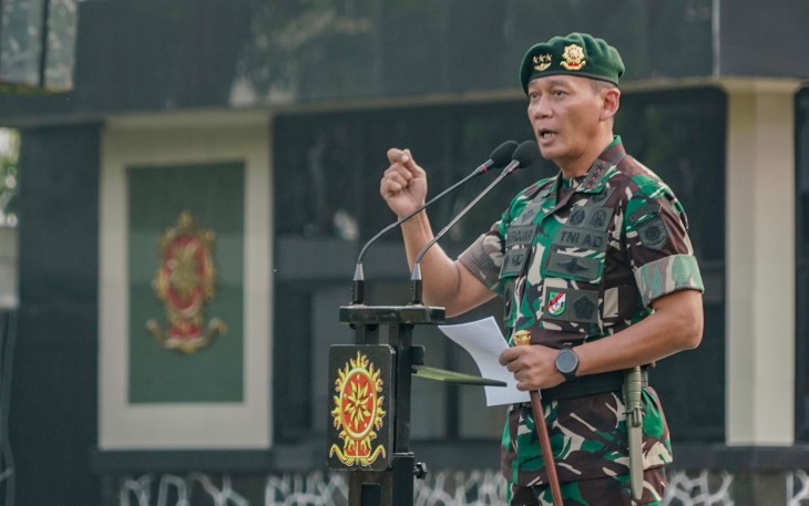 Panglima Kostrad  (Pangkostrad), Letjen TNI Mohammad Fadjar, MPICT., memimpin langsung upacara kenaikan pangkat Perwira, Bintara, Tamtama, serta PNS Mako dan Balak Kostrad periode 1 April 2025