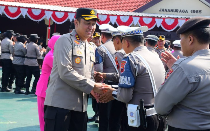 Kapolres Karanganyar AKBP Hadi Kristanto berjabat tangan dengan para personel saat halalbihalal usai apel konsolidasi Operasi Ketupat Candi 2025, di Lapangan Wira Satya Polres Karanganyar, Rabu (9/4/2025)