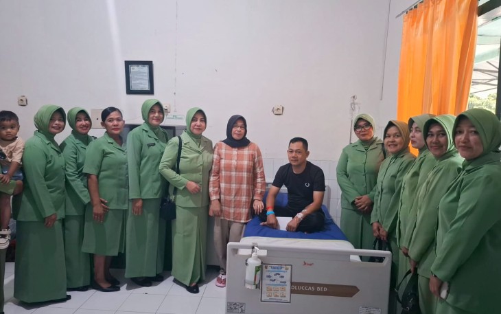 Ketua Persit KCK Koorcab Rem 081 Jenguk Prajurit yang Sakit
