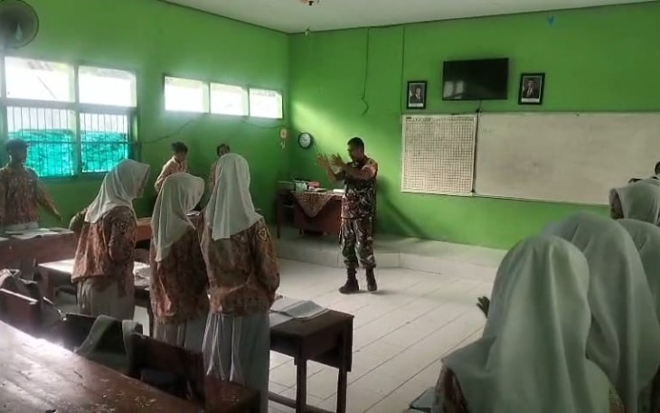 Babinsa Koramil Padas Berikan Metode Belajar  Siswa SMPN 1 Padas Dengan Metode GASING