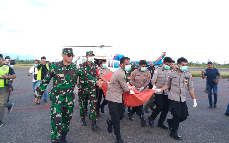 Kodim 1715/Yahukimo Bantu Polri Evakuasi Jenazah Korban Kekejaman OPM di Muara Kum Distrik Seradala
