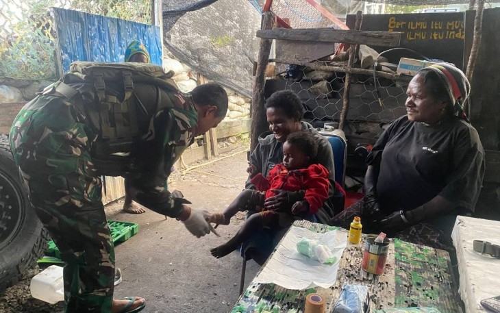 Satgas TNI Tangani Bayi 1 Tahun Yang Kakinya Terkena Api di Honai.