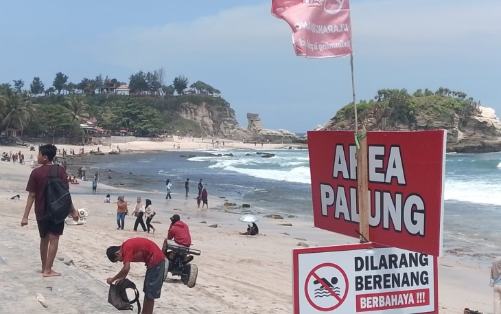 Himbauan wisatawan di pantai Klayar, Kabupaten Pacitan 
