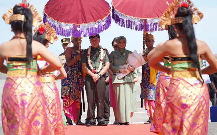 Pangdam IX/UDY Mayjen TNI Piek Budyakto Disambut Tradisi Tepung Tawar