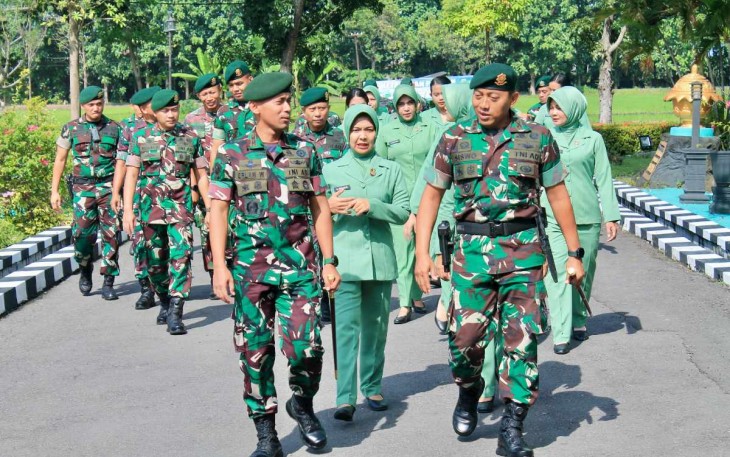 Danmenarmed 2 Kostrad Kolonel Arm Siswo Budiarto menerima pemaparan Danyonarmed 12 Kostrad, Dr Erlan Wijatmoko saat kunjungan kerjanya di Ngawi, Selasa (15/4)