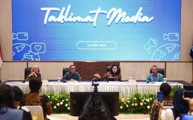 Menteri Pendayagunaan Aparatur Negara dan Reformasi Birokrasi dalam konferensi pers bersama Menteri Pendidikan Tinggi, Sains, dan Teknologi Brian Yuliarto serta Menteri Keuangan Sri Mulyani, di Kantor Kemendikti Saintek, Jakarta, Selasa (15/04)