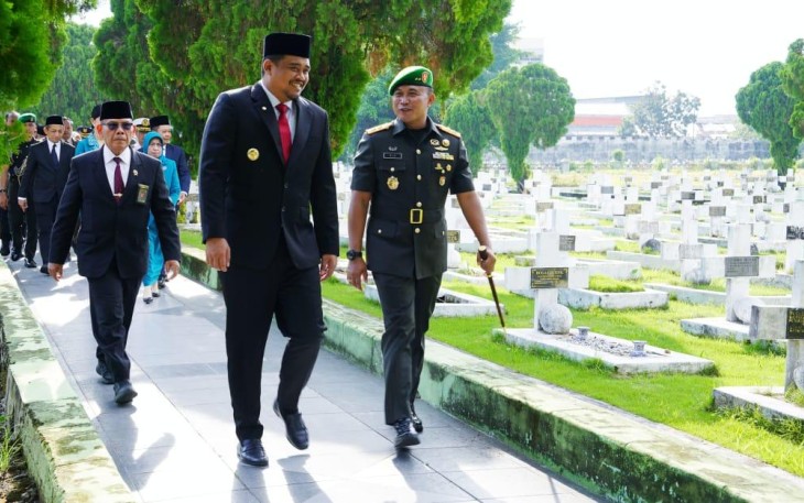 Pangdam I Bukit Barisan Mayjen TNI Rio Firdianto dan Gubernur Sumut Saat Hadiri Ziarah ke Makam Pahlawan Pada Peringatan HUT ke-77 Provinsi Sumut.
