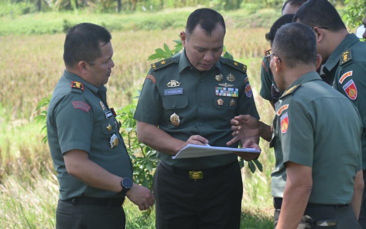 Komandan Korem 071/Wijayakusuma Kolonel Inf Jamaluddin, S.I.P., M.I.P., mendampingi kunjungan Waasrena Kasad Brigjen TNI Parlindungan Hutagalung meninjau lokasi lahan yang akan dijadikan Batalyon Teritorial, Rabu (16/4/2025)