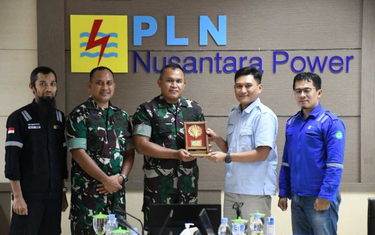 Danrem 081/DSJ Kolonel Arm Untoro Hariyanto saat menerima cenderamata 