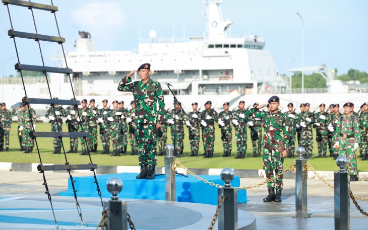 Ir Koarmada III Pimpin Upacara 17-an Tegaskan Integritas dan Disiplin Prajurit TNI