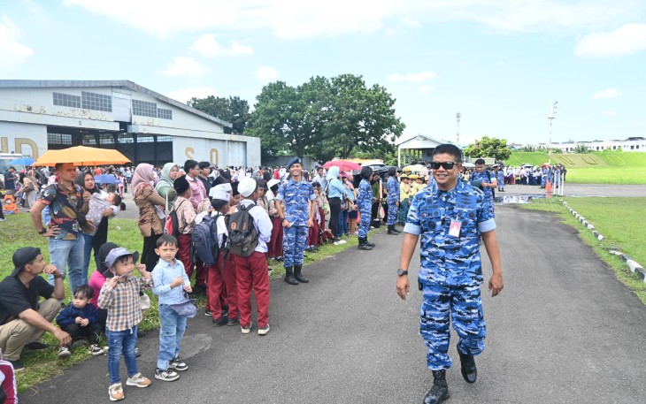 Tampak Danlanud Soewondo Sedang Berjalan Sambil Menyapa Masyarakat Secara Langsung Saat Menyaksikan Atraksi  Udara Spektakuler Oleh Pesawat Tempur 