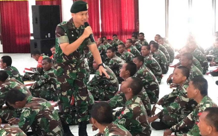Danyonkes 2 Kostrad Letkol Ckm dr. Ucok Harianto saat memberikan materi kesehatan, Rabu (16/4)