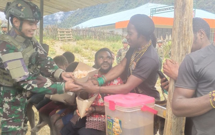 Satgas TNI-Warga Papua Pegunungan Satukan Hati Di Momen Paskah