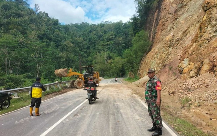 Pembersihan material longsor di wilayah desa binaan 