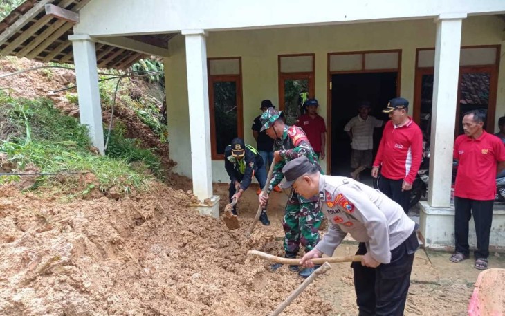 Bersihkan material longsor di wilayah desa binaan 
