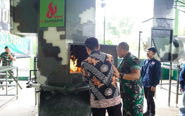 Pangdivif 2 Kostrad Mayjen TNI Susilo launching mesin pengolah sampah, Minggu (20/4)