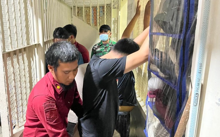 Gelar Razia Rutin Kamar Warga Hunian Warga Binaan Bersama Aparat TNI dan Polri di Rutan Kelas I Medan