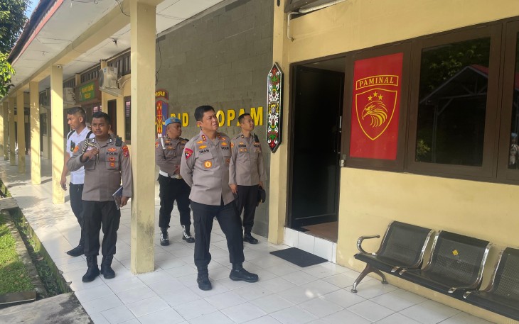 Kapolda Kalimantan Tengah, Irjen Pol Iwan Kurniawan mengecek ruangan pelayanan pengaduan masyarakat (dumas) yang berada di satuan kerja Bidang Profesi dan Pengamanan (Bidpropam) Polda Setempat, Senin (21/4/2025)