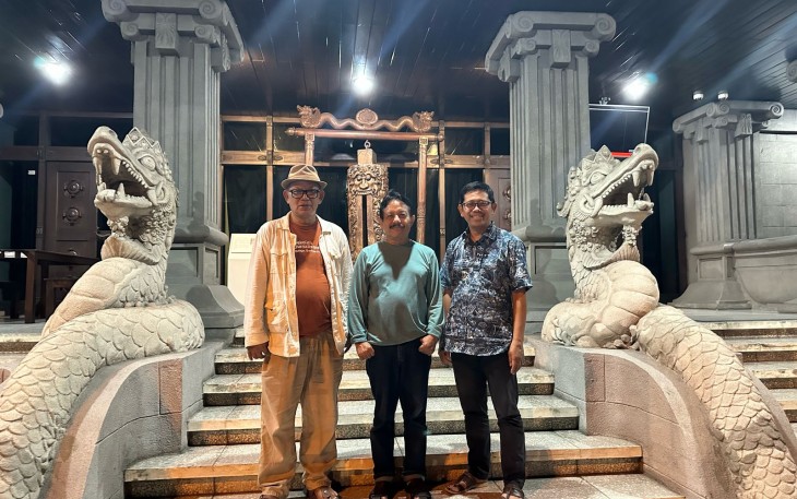 Tokoh pers dan aktivitas PWI di wilayah DIY, Solo, dan Jawa Tengah (Joglosemar) berfoto di depan Monumen Pers Surakarta usai pertemuan informal membahas solusi penyelesaian konflik di tubuh Persatuan Wartawan Indonesia, Kamis (17/4/2025)