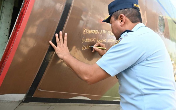 Kasau Marsekal TNI M Tonny Harjono saat menuliskan kenangan di body pesawat Hercules A-1303, di Bandung, Rabu (23/4)