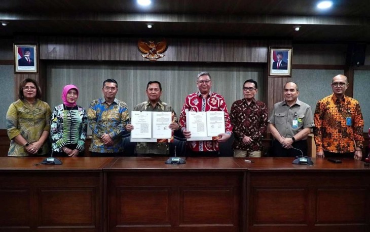 Seskemenkop Ahmad Zabadi foto bersama usai tandatangan MoU dengan Ikatan Notaris Indonesia di Jakarta, Kamis (24/4)
