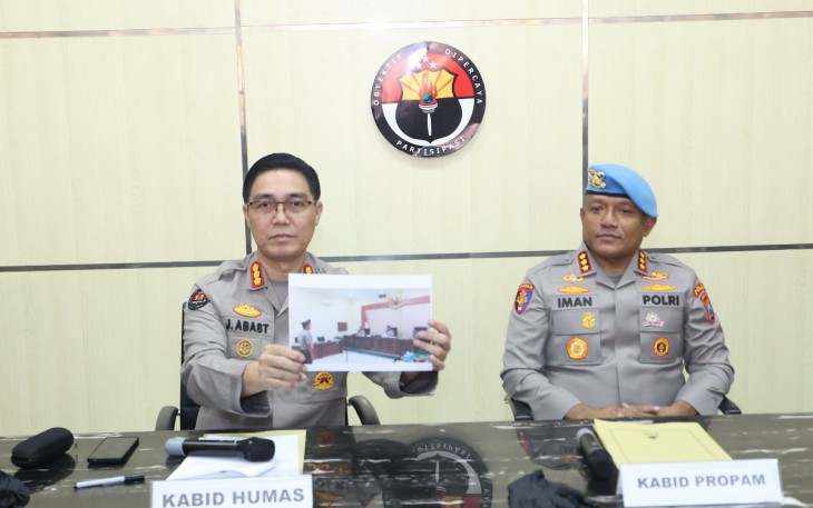 Kabid Humas Polda Jatim Kombes Pol Jules Abraham Abast saat memberikan keterangan pers