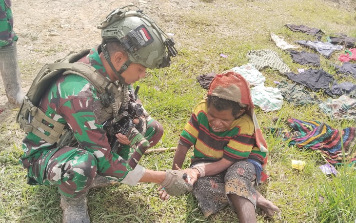 Satgas TNI Gelar Pengobatan Gratis Sampai ke Pintu Warga