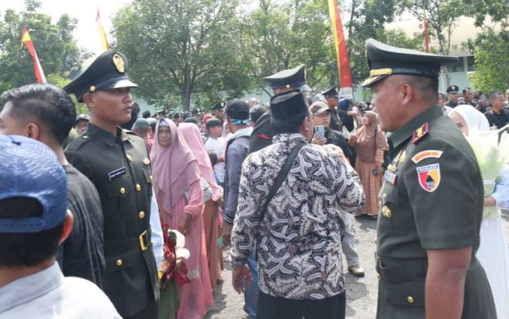 Danrem 081/DSJ Kolonel Arm Untoro Hariyanto memberikan ucapan selamat siswa Dikmata TNI AD
