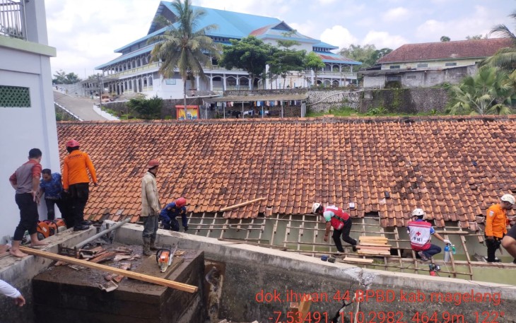 Tim Gabungan Evakuasi Korban Tertimbun Tembok Penampungan Air di Magelang