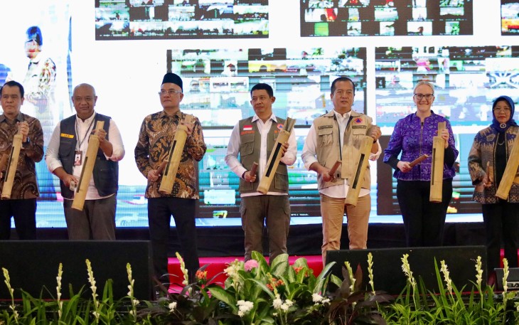 Kepala BNPB Letjen TNI Dr. Suharyanto, S.Sos, M.M (rompi hijau) memimpin pemukulan kentongan sebagai tanda dimulainya simulasi bencana yang merupakan puncak dari Hari Kesiapsiagaan Bencana (HKB) yang dilaksanakan di Gedung Gubernur Nusa Tenggara Barat, Sabtu (26/4)