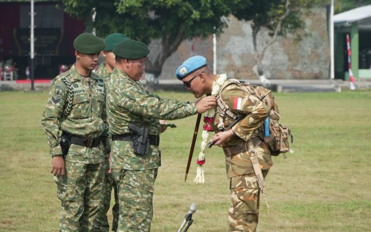 Pangdivif 2 Kostrad Mayjen TNI Susilo mengalungkan bunga menyambut Dansatgas Yonif 413/Bremoro, Sabtu (26/4)