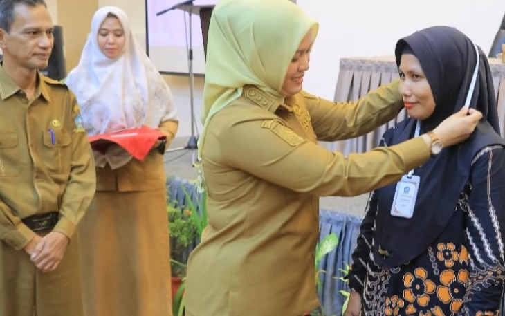 Di dampingi Kepala DKUPP Asyukri, Wakil bupati Deby saat mengalungkan kartu peserta