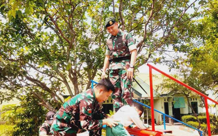 Danyonkes 2 Kostrad Letkol Ckm dr. Ucok Harianto saat memberikan materi outbound anak-anak TK Bina Karakter Luhur Kota Batu, Senin (28/4)