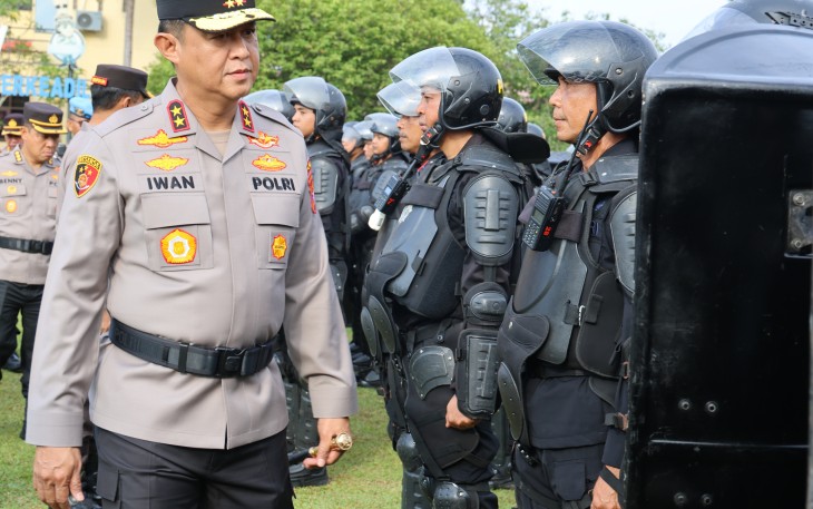 Kapolda Kalteng Irjen Pol Iwan Kurniawan usai apel gelar pasukan, di Lapangan Barigas Mapolda setempat, Rabu (30/4/2025)