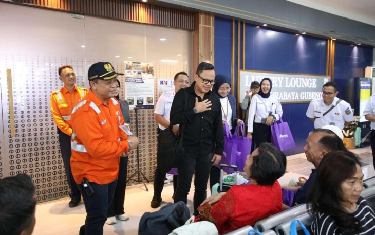 Wamendagri Bima Arya saat berdialog dengan masyarakat di Stasiun Surabaya Gubeng, Kamis (1/5)