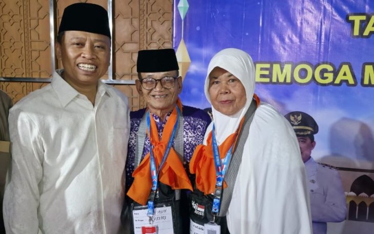 Wali Kota Depok Supian Suri bersama Zarkasih Hasan beserta ibu, pelepasan kloter pertama jemaah haji kota Depok, Selasa (6/5)