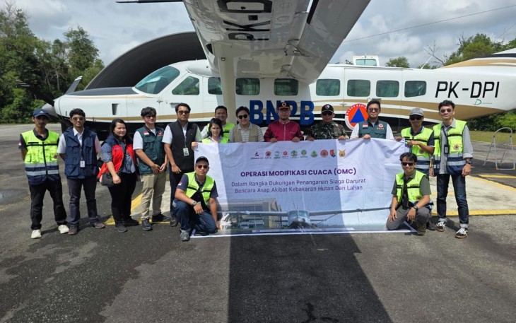 Tim Operasi Modifikasi Cuaca wilayah Riau di depan armada penerbangan usai penutupan OMC tahap I pada Rabu (7/5)