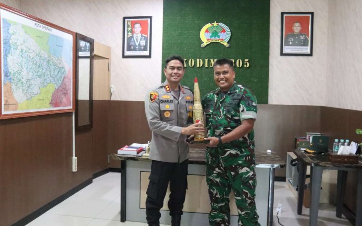 Dandim 0805/Ngawi Letkol Arh Setu Wibowo memberikan cenderamata untuk Kapolres Ngawi, Rabu (7/5)