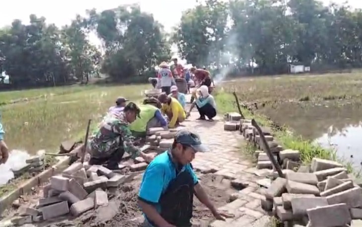 Kerja bakti di wilayah desa binaan 