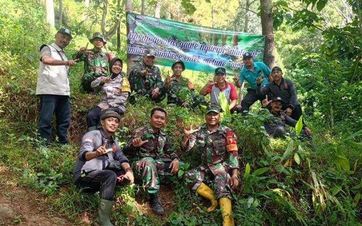 Tanam pohon di wilayah desa binaan 