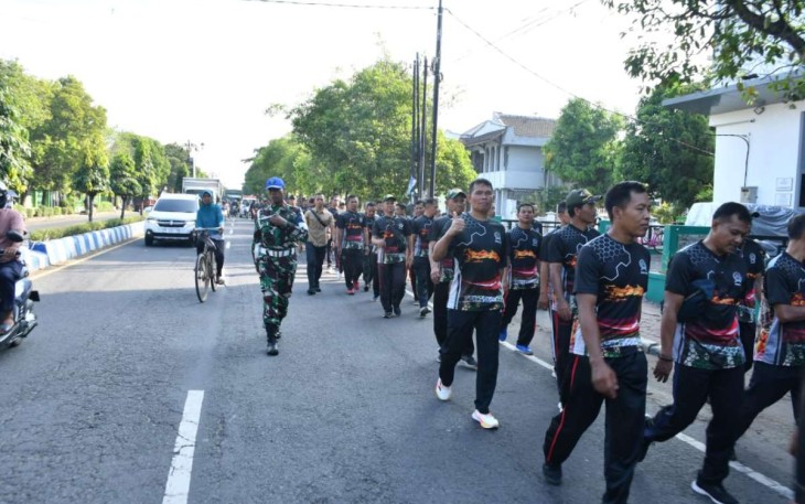 Dandim 0802/Ponorogo Letkol Inf Dwi Soerjono olahraga jalan sehat bersama anggota, Kamis (8/5)