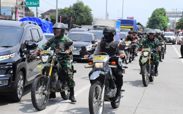 Personel gabungan sedang melaksanakan patroli Operasi Aman Candi 2025 di wilayah Karanganyar