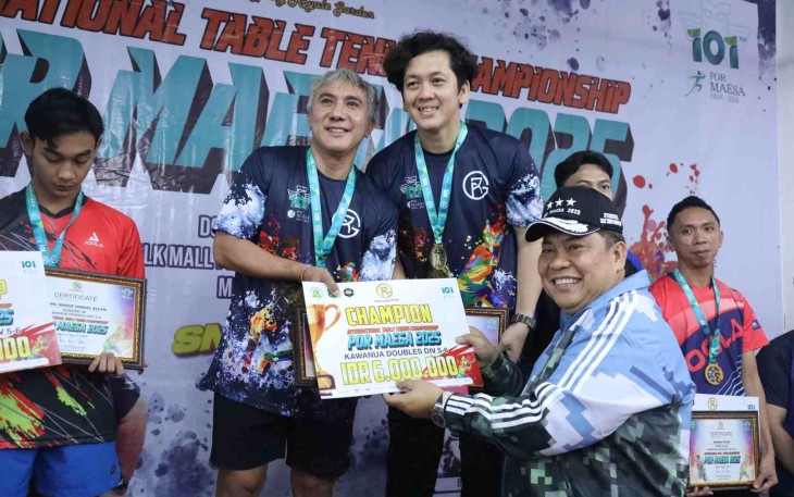Komjen Pol (P) Prof Dr Petrus R Golose saat memberikan piagam trophy juara 