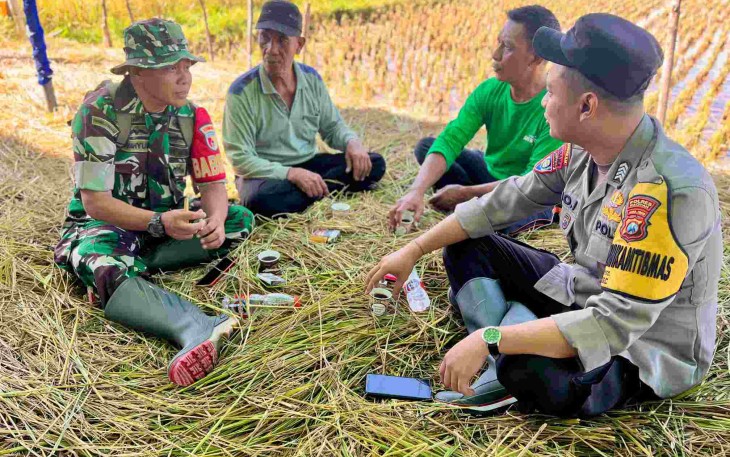 Komsos Babinsa bersama warga binaannya