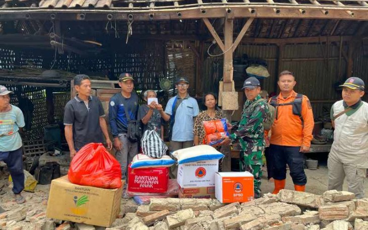 Bantu rumah warga desa binaan yang roboh