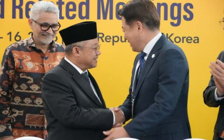 Mendikdasmen Abdul Mu'ti bersama Gubernur Jeju, Oh Young-hun di forum APEC