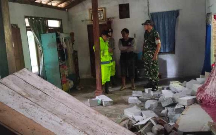 Evakuasi material longsor di wilayah desa binaan 