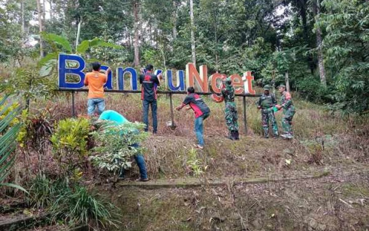 Pembersihan lingkungan di lokasi wisata wilayah desa binaan 