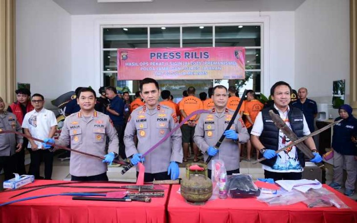 Kapolda Jambi Irjen Pol Krisno H Siregar memberikan keterangan pers 