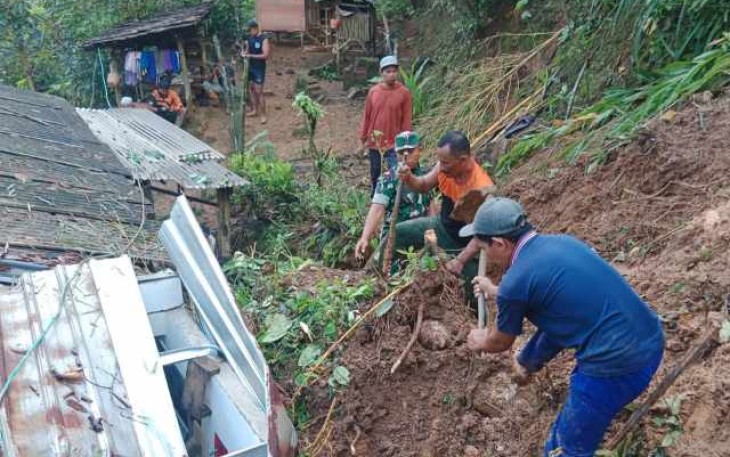 Evakuasi material longsor di wilayah desa binaan 